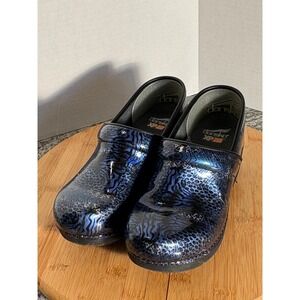 Dansko XP 2.0 Blue Metallic Animal Print Patent Leather Clogs Shoes Womens 38